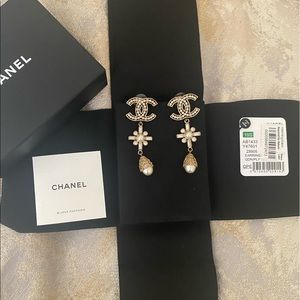 Authentic beautiful Chanel CC gold dangle earrings